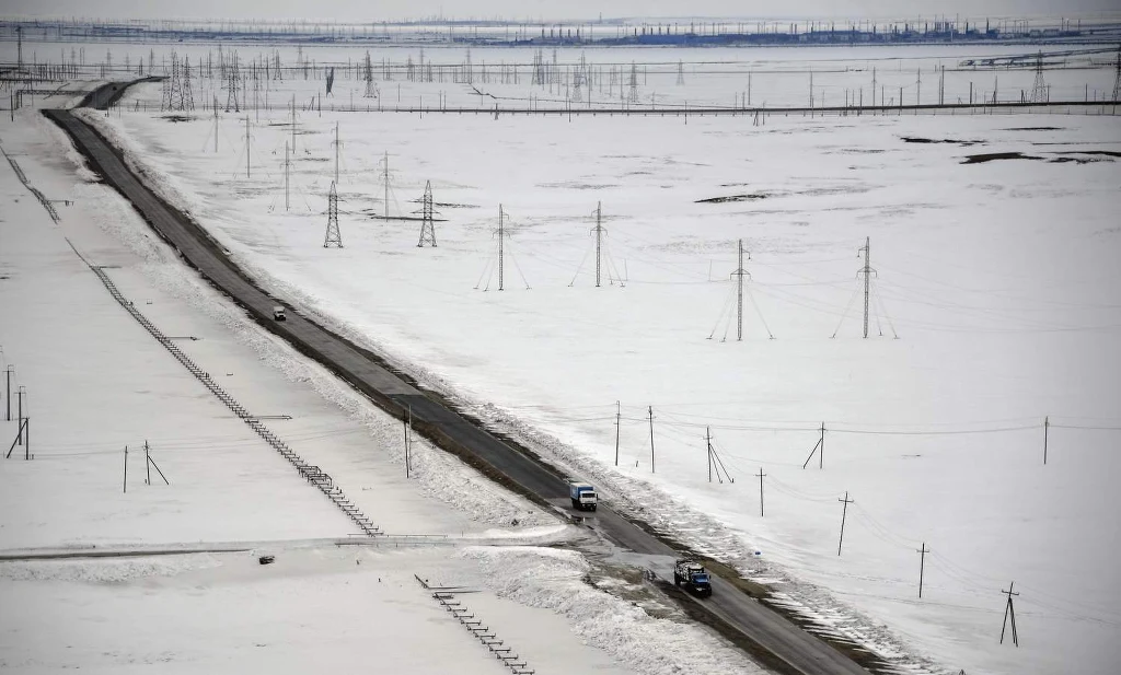 Gazprom na eksploatację złóż na półwyspie wydał już 670 mld rubli, co stanowi równowartość niemal 11 mld dolarów. Gaz przesyłany jest do Uchty gazociągiem o długości 1240 km, którego rura ma średnicę 1420 mm. Z miejscowości Uchta gaz trafia do Europy. Zdaniem ekspertów złoże w pełni zasili gazociąg Nord Stream 2 do Niemiec. Gazprom na eksploatację złóż na półwyspie wydał już 670 mld rubli, co stanowi równowartość niemal 11 mld dolarów. Gaz przesyłany jest do Uchty gazociągiem o długości 1240 km, którego rura ma średnicę 1420 mm. Z miejscowości Uchta gaz trafia do Europy. Zdaniem ekspertów złoże w pełni zasili gazociąg Nord Stream 2 do Niemiec.