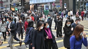 Tłum ludzi w maskach, zdj. ilustracyjne 