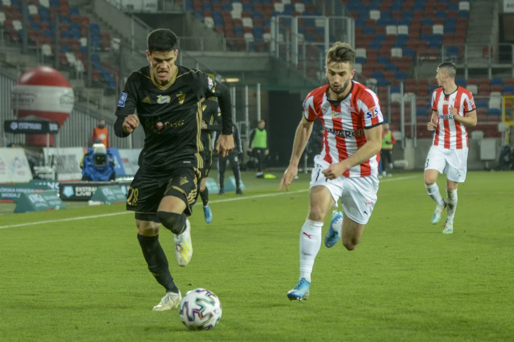 Stavros Vassilantonopoulos (z lewej) i Mateusz Wdowiak podczas meczu Górnika z Cracovią