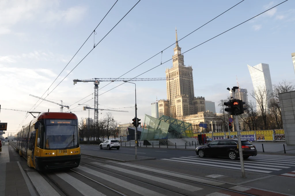 Premier Mateusz Morawiecki poinformował w środę, że podczas posiedzenia zespołu zarządzania kryzysowego podjęto decyzję o zamknięciu wszystkich placówek oświatowych i szkół wyższych na dwa tygodnie. Placówki będą zamknięte od poniedziałku (16 marca). W czwartek i piątek (12 i 13 marca) w szkołach i przedszkolach nie będzie zajęć dydaktyczno-wychowawczych, tylko zajęcia opiekuńcze.