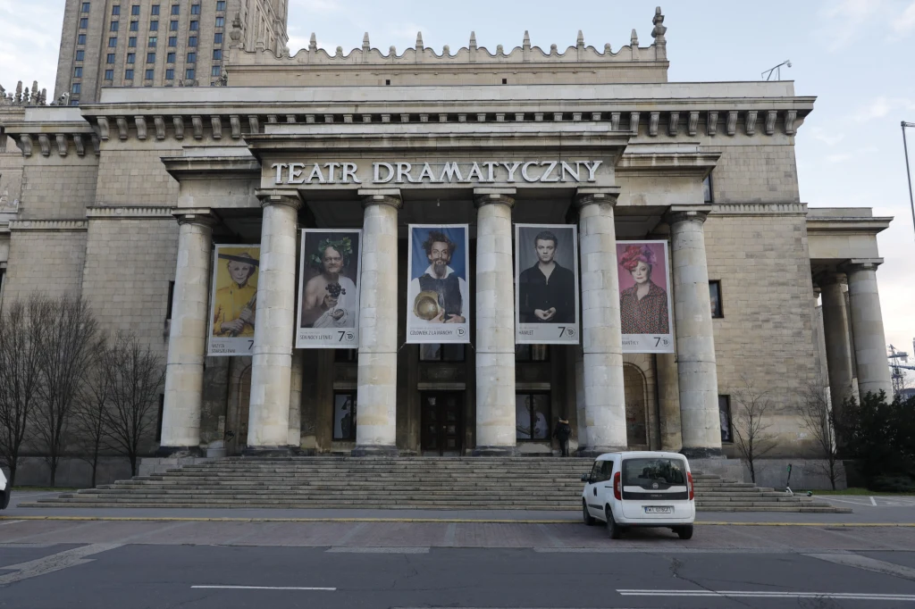 W związku z zagrożeniem koronawirusem w dwóch akademikach Politechniki Wrocławskiej we wtorek przygotowano 48 jednoosobowych pokoi na wypadek ewentualnej kwarantanny. Studenci z tych akademików przenoszeni są do innych akademików tej uczelni.