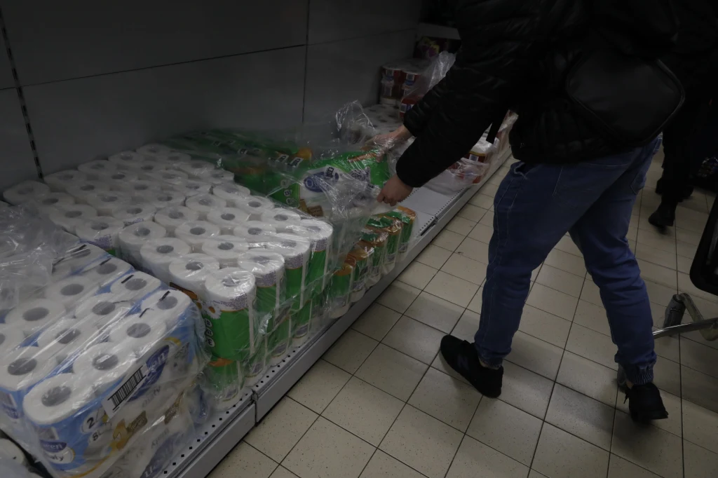 Mieszkańcy nie tylko Warszawy, ale również innych miejscowości w Polsce skarżą się na braki w sklepach. Pustkami świecą półki z makaronami, mąkami oraz papierem toaletowym.