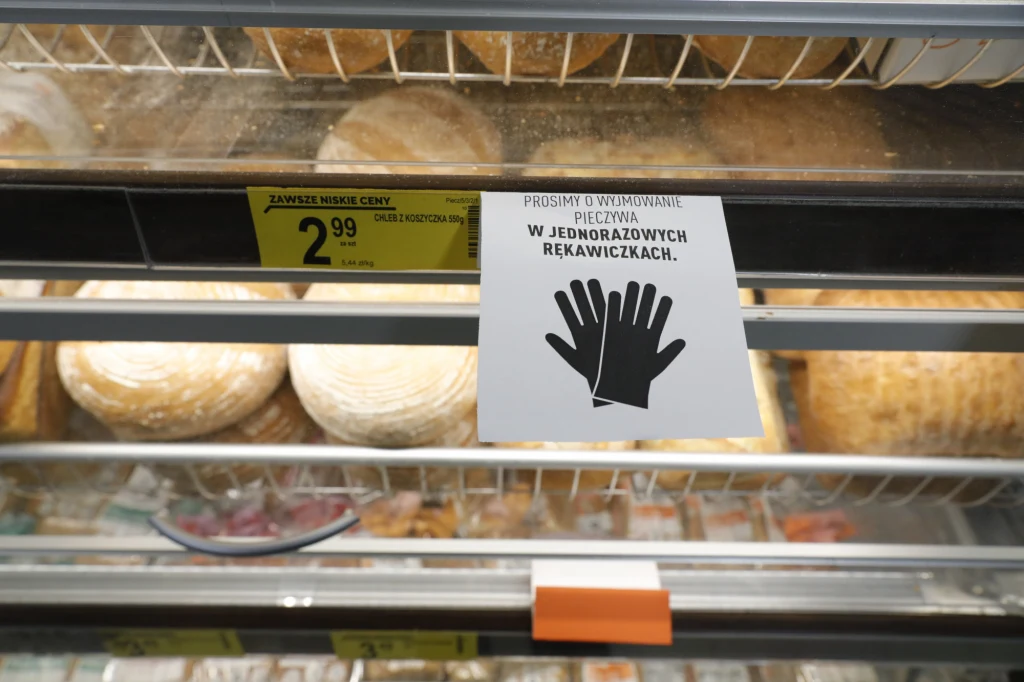 Na uwagę, że Włosi zrobili to dopiero teraz, Michał Dworczyk wskazał, że Polska jest na zupełnie innym etapie niż Włosi. Wyraził nadzieję, że do takiego obrotu spraw, jak we Włoszech, nie dojdzie.