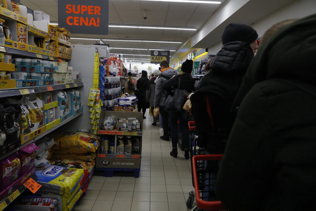 Pytany o ewentualność zamknięcia sklepów, szef KPRM Michał Dworczyk poinformował, że nie ma pomysłów, by zamykać sklepy, czy to wielkopowierzchniowe, czy to dyskonty. "O tym w ogóle nie ma rozmowy" – podkreślił.