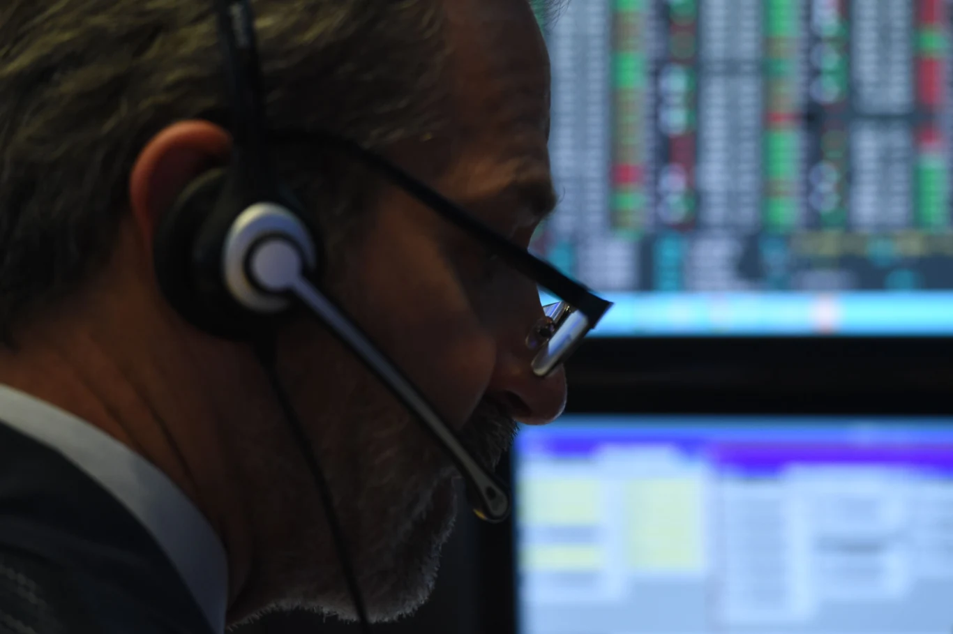 Na europejskich giełdach w poniedziałek rosły kursy akcji spółek zbrojeniowych. Inwestorzy nie wierzą w szybki i trwały pokój w Ukrainie. W Warszawie mieliśmy wzrosty, poza większością banków (indeks WIG-Banki stracił). Zdj. ilustracyjne Na europejskich giełdach w poniedziałek rosły kursy akcji spółek zbrojeniowych. Inwestorzy nie wierzą w szybki i trwały pokój w Ukrainie. W Warszawie mieliśmy wzrosty, poza większością banków (indeks WIG-Banki stracił). Zdj. ilustracyjne