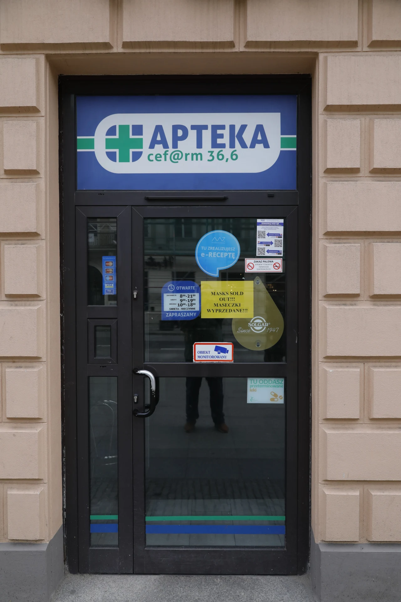 "Uruchomiliśmy już blisko pół miliarda złotych - 470 mln zł środków z różnych naszych rezerw, rezerwy budżetowe są niezbędne po to, żeby uruchamiać nową produkcję" - zaznaczył premier.