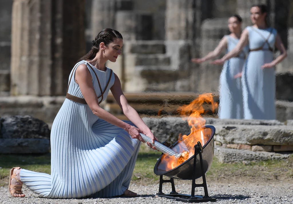 Znicz tradycyjnie zapalany jest w greckiej Olimpii. Znicz tradycyjnie zapalany jest w greckiej Olimpii.