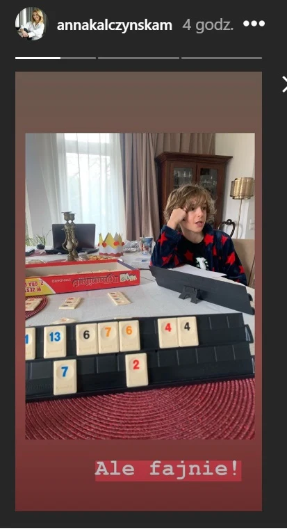 Anna Kalczyńska grająca w planszówki z dziećmi podczas kwarantanny domowej 