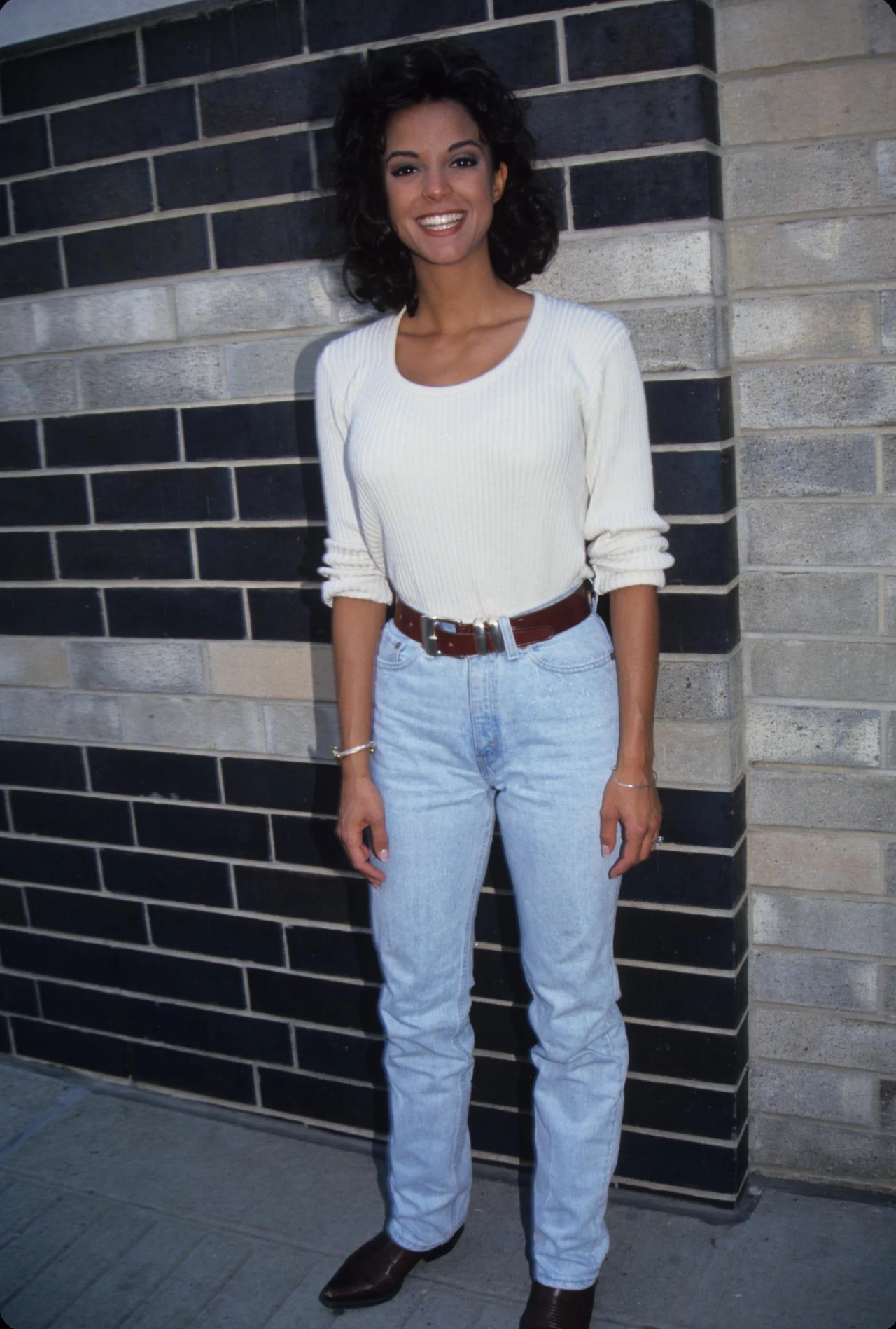 Znana z serialu "Gotowe na wszystko" Eva Longoria nigdy nie ukrywała dumy ze swego latynoskiego dziedzictwa. W wywiadzie sprzed kilku lat wyznała, że na początku swej kariery nie otrzymała jednej z ról, ponieważ nie miała akcentu, a odcień jej skóry wydawał się zbyt jasny.

"Jakiś biały reżyser castingu dyktował, co to znaczy być Latynosem. Uznał, że muszę mieć akcent. Uznał też, że powinnam mieć ciemniejszy kolor skóry. Oni nie są zwykle innego koloru skóry, więc nie rozumieją, że jedna mniejszość może mieć więcej odcieni skóry" - wyznała aktorka.