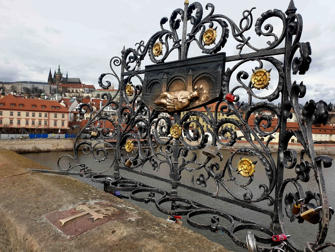 Przychodząc rano na Most Karola, unikniemy tłumów
