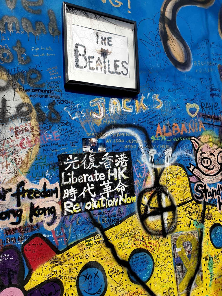 Ściana Johna Lennona codziennie zapełnia się nowymi napisami