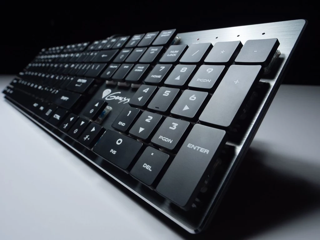 Genesis Thor 420 RGB to klawiatura z płaskimi, mechanicznymi przełącznikami o żywotności 50 milionów kliknięć. Przyciski cechują się niską siłą nacisku niezbędną do aktywacji (45 g) i dają wyraźną odpowiedź zwrotną (kliknięcie). Dzięki temu nowy Thor 420 ma szansę sprawdzić się nie tylko w grach, lecz także podczas pracy z dokumentami. Genesis Thor 420 RGB to klawiatura z płaskimi, mechanicznymi przełącznikami o żywotności 50 milionów kliknięć. Przyciski cechują się niską siłą nacisku niezbędną do aktywacji (45 g) i dają wyraźną odpowiedź zwrotną (kliknięcie). Dzięki temu nowy Thor 420 ma szansę sprawdzić się nie tylko w grach, lecz także podczas pracy z dokumentami.