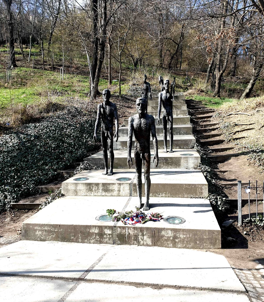 Pomnik Ofiar Komunizmu obrazowo pokazuje skalę tragedii