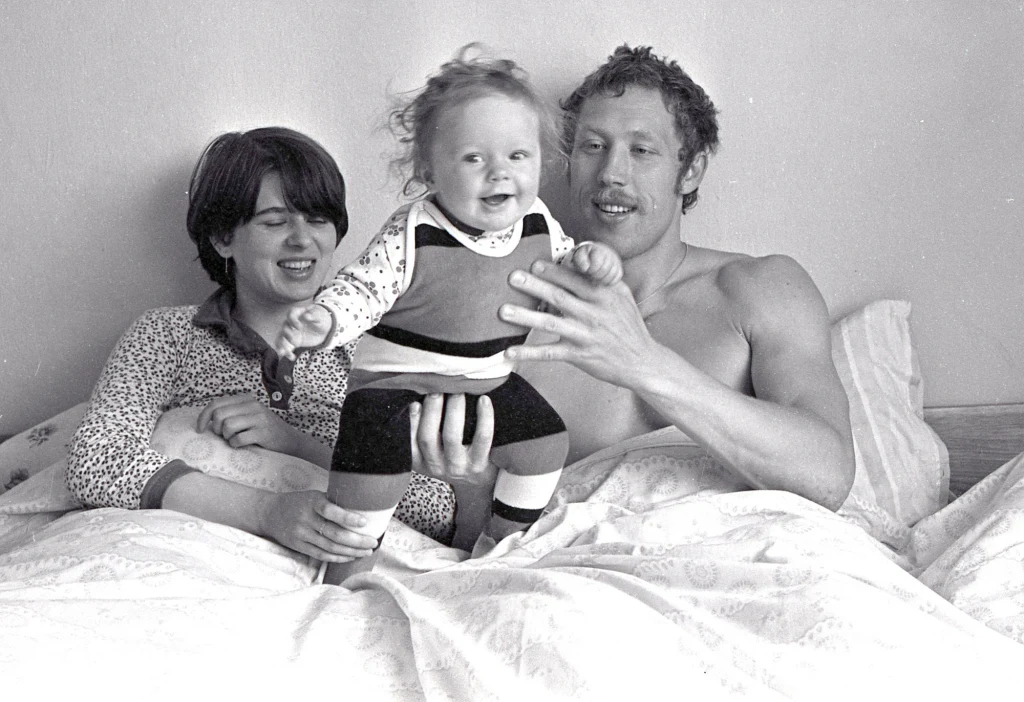 Władysław Kozakiewicz z żoną i córką, 1980 r. Władysław Kozakiewicz z żoną i córką, 1980 r.