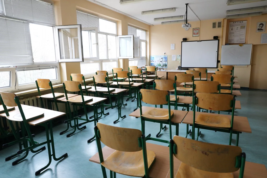 Szkoły są puste, matury próbne uczniowie rozwiązują w domach zdj. ilustracyjne