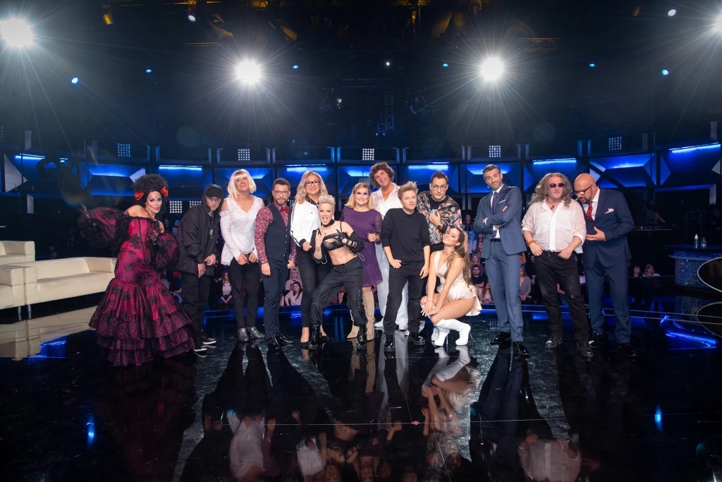 A w kolejnym odcinku: Maurycy Popiel jako Ricky Martin, Kamila Boruta jako Jennifer Lopez, Czadoman jako Danuta Rinn, Marta Gałuszewska jako Michael Jackson, Gosia Andrzejewicz jako Mariah Carey, Karol Dziuba jako Chris Martin z Coldplay, Natalia Avelon jako George Baker i Filip Gurłacz jako Andrzej Donarski (Mr. Zoob). A w kolejnym odcinku: Maurycy Popiel jako Ricky Martin, Kamila Boruta jako Jennifer Lopez, Czadoman jako Danuta Rinn, Marta Gałuszewska jako Michael Jackson, Gosia Andrzejewicz jako Mariah Carey, Karol Dziuba jako Chris Martin z Coldplay, Natalia Avelon jako George Baker i Filip Gurłacz jako Andrzej Donarski (Mr. Zoob).