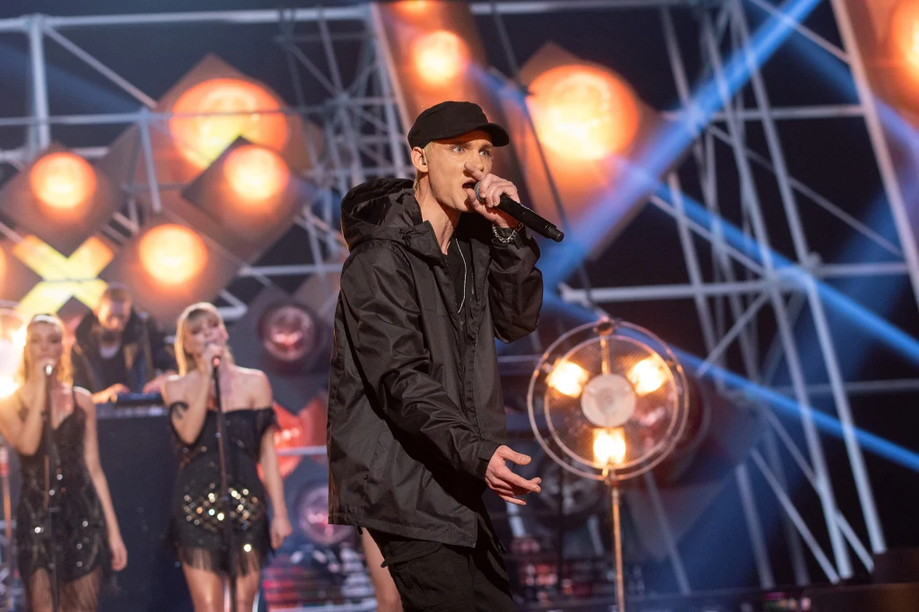 Filip Gurłacz wylosował Eminema i rapował "Not Afraid". - Praca, którą wykonałeś, to jest po prostu najwyższy szacunek. Poczynając od tego karkołomnego tekstu, niemożliwego prawie do wykonania rygoru tej formy. Tam jest flow. Tam jak ci umknie jedno słowo, to po prostu ta energia umyka (…). Wiedziałeś o tym, że nie możesz sobie pozwolić na żaden błąd (…). To była kreacja aktorska na najwyższym poziomie - powiedział Kacper Kuszewski. Filip Gurłacz wylosował Eminema i rapował "Not Afraid". - Praca, którą wykonałeś, to jest po prostu najwyższy szacunek. Poczynając od tego karkołomnego tekstu, niemożliwego prawie do wykonania rygoru tej formy. Tam jest flow. Tam jak ci umknie jedno słowo, to po prostu ta energia umyka (…). Wiedziałeś o tym, że nie możesz sobie pozwolić na żaden błąd (…). To była kreacja aktorska na najwyższym poziomie - powiedział Kacper Kuszewski.