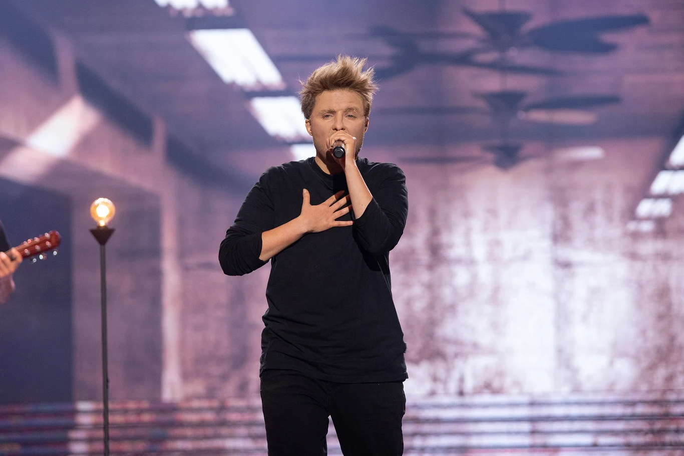 Jako pierwsza wystąpiła Gosia Andrzejewicz, która wcieliła się w wokalistę zespołu OneRepublic Ryana Teddera. Wykonała "Counting Stars".  - Jestem zachwycona twoją prezentacją wokalną. Wszystkie te jego długie samogłoski są dźwięczne. I niebezpieczeństwo polegało na tym, że ty jako kobieta cały czas śpiewasz z tą krtanią obniżoną i ten głos będzie matowy i straci blask, co się absolutnie nie stało. Także gratuluję - oceniła Małgorzata Walewska.