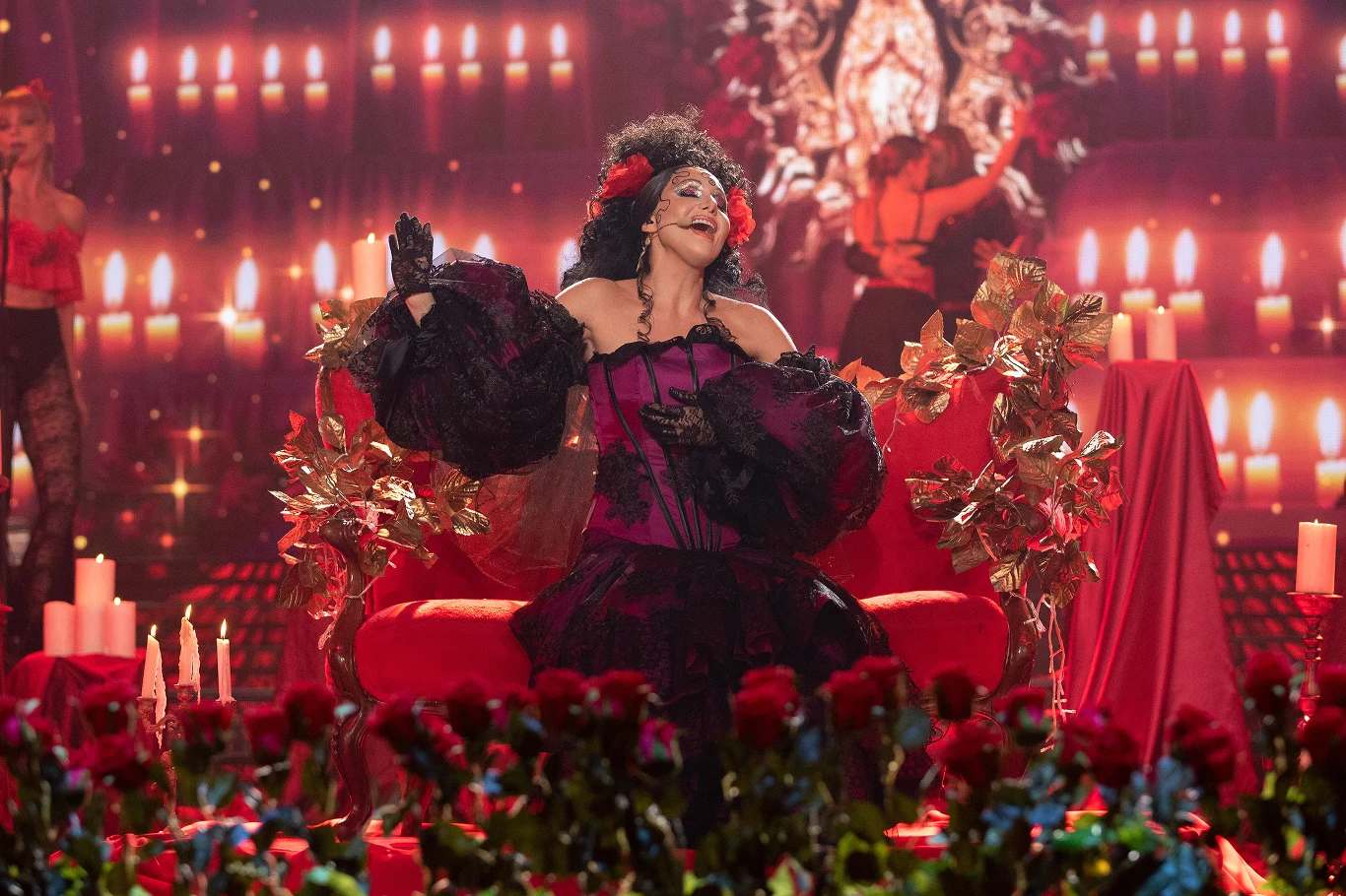 Kamila Boruta zamieniła się w Cher w "Dov’e L'Amore". - Zrobiłaś z tego przepiękny, czarowny występ. Myślę, że jedyny niuans, którego faktycznie zabrakło w głosie Cher. Ona troszeczkę częściej używa takiego rozedrganego wibrato. Ale za to udało ci się bardzo ładnie utrzymać tę ciemną barwę jej głosu - stwierdziła Katarzyna Skrzynecka.