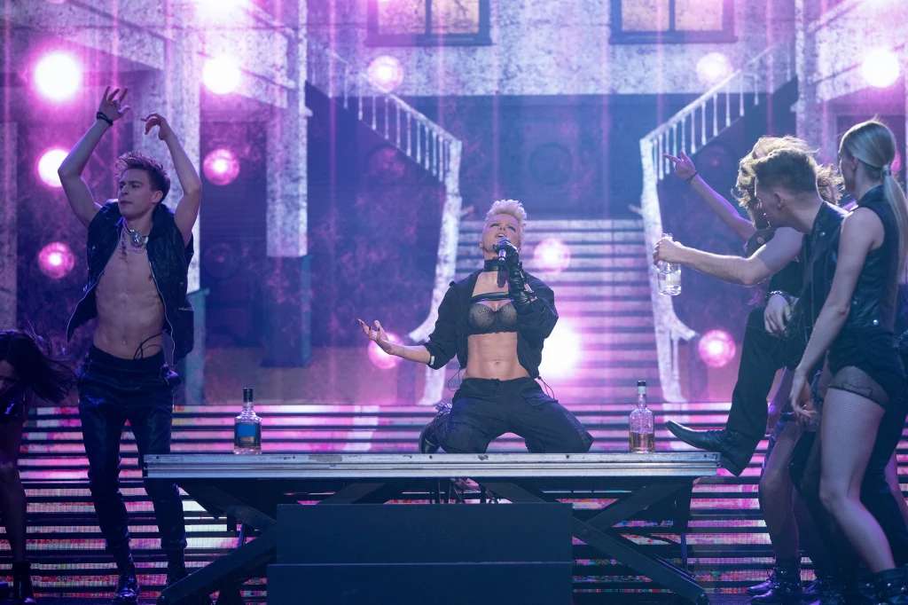 Na koniec przyszedł czas na Natalię Avelon, która przeszła transformację w Pink w "Just Like A Pill". - Głosowo po prostu rewelacja. Od początku do końca. Szczególnie jak weszłaś w te partie spokojniejsze, gdzie jeszcze nie wchodziliśmy na refren, ja tu złapałem prawie Gosię i mówię "Słuchaj, no w ogóle niesamowicie". (…) Kolejna erupcja wulkanu dzisiejszego dnia. Wow - ocenił Adam Strycharczuk. Na koniec przyszedł czas na Natalię Avelon, która przeszła transformację w Pink w "Just Like A Pill". - Głosowo po prostu rewelacja. Od początku do końca. Szczególnie jak weszłaś w te partie spokojniejsze, gdzie jeszcze nie wchodziliśmy na refren, ja tu złapałem prawie Gosię i mówię "Słuchaj, no w ogóle niesamowicie". (…) Kolejna erupcja wulkanu dzisiejszego dnia. Wow - ocenił Adam Strycharczuk.