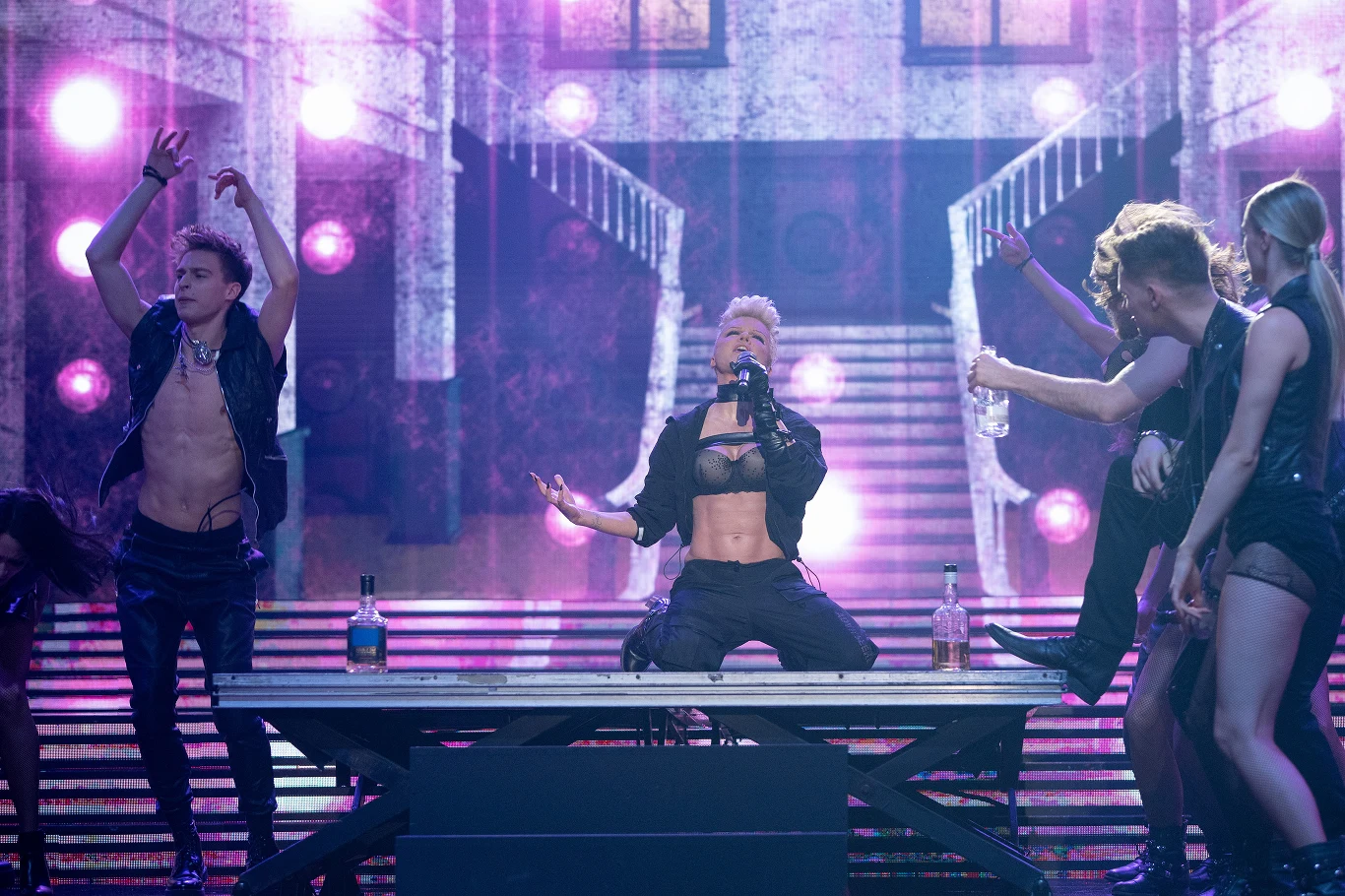 Na koniec przyszedł czas na Natalię Avelon, która przeszła transformację w Pink w "Just Like A Pill". - Głosowo po prostu rewelacja. Od początku do końca. Szczególnie jak weszłaś w te partie spokojniejsze, gdzie jeszcze nie wchodziliśmy na refren, ja tu złapałem prawie Gosię i mówię "Słuchaj, no w ogóle niesamowicie". (…) Kolejna erupcja wulkanu dzisiejszego dnia. Wow - ocenił Adam Strycharczuk. 