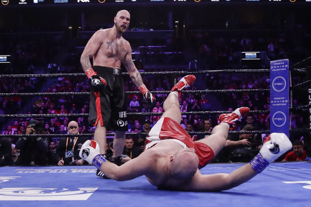 Adam Kownacki mocno przeżył sensacyjną porażkę z Robertem Heleniusem Adam Kownacki mocno przeżył sensacyjną porażkę z Robertem Heleniusem