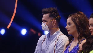 Aktor Marcin Bosak jako jedyny w piątkowy wieczór pojawił się na parkiecie Polsatu w ochronnej maseczce.