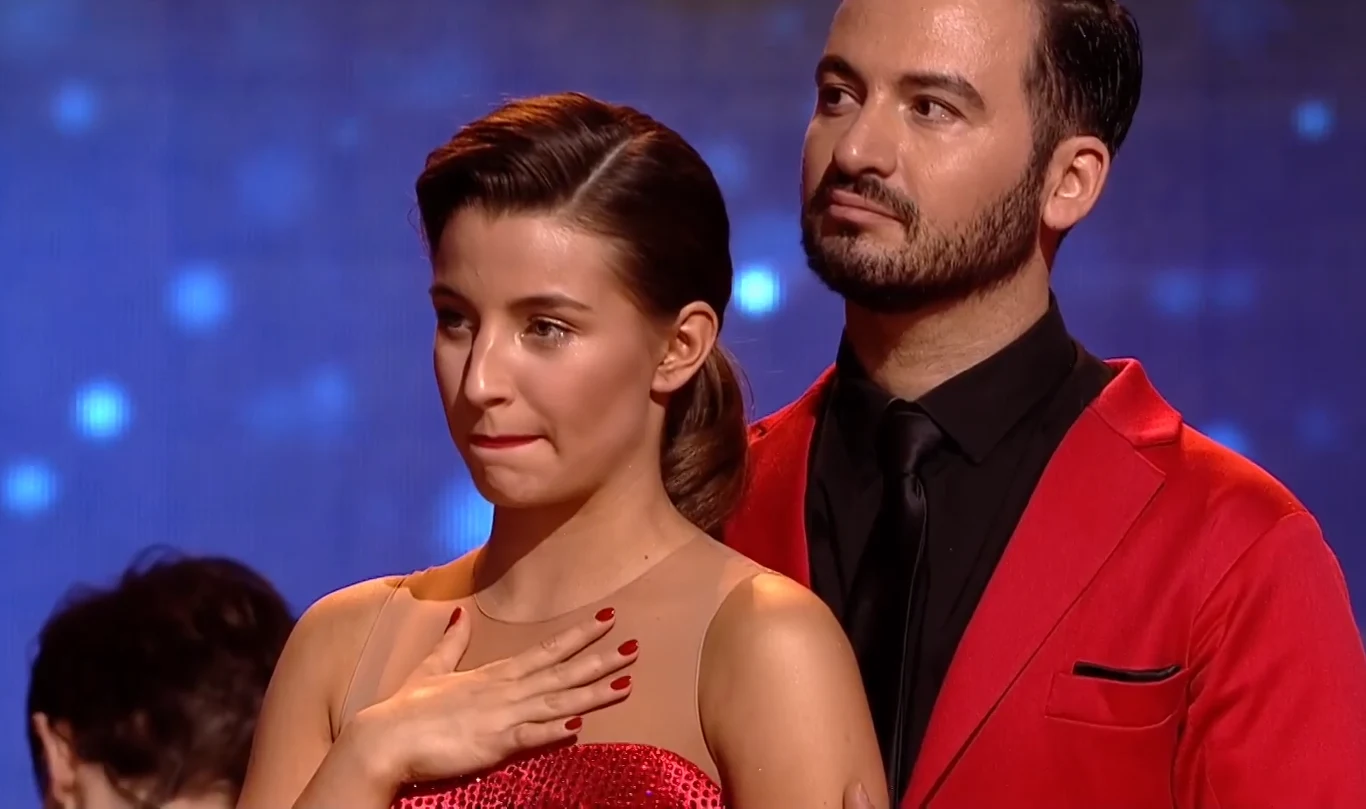 Na zakończenie programu Krzysztof Ibisz odczytał oświadczenie Telewizji Polsat.

"Mając na uwadze zdrowie i bezpieczeństwo uczestników programu oraz osób przy nim pracujących, Telewizja Polsat podjęła decyzję o zawieszeniu programu na tym etapie do jesieni" - poinformował prowadzący show.

"Dobra wiadomość jest taka, że dzisiaj nikt nie odpada i, jeśli się zgodzicie, to w tym samym składzie zapraszamy was do jesiennej edycji. Oczywiście państwa głosy przechodzą do jesiennego programu" - dodał Krzysztof Ibisz.