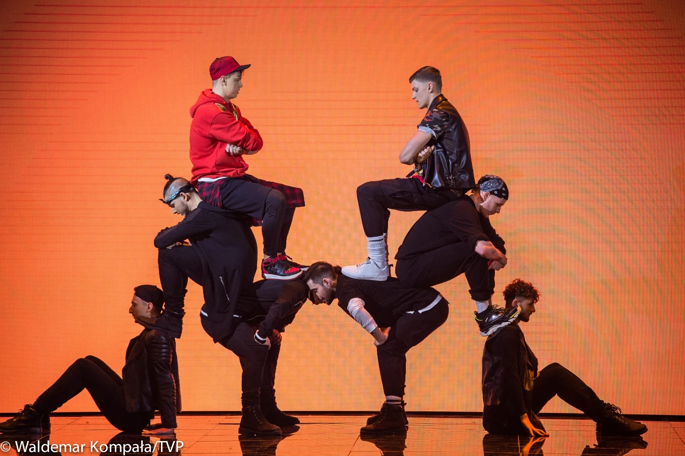 Bracia Rafał i Krzysztof Jonkisz musieli zmierzyć się z choreografią do utworu "Talk Dirty" Jasona Derulo, fot. Natasza Młudzik / Waldemar Kompała / TVP 
