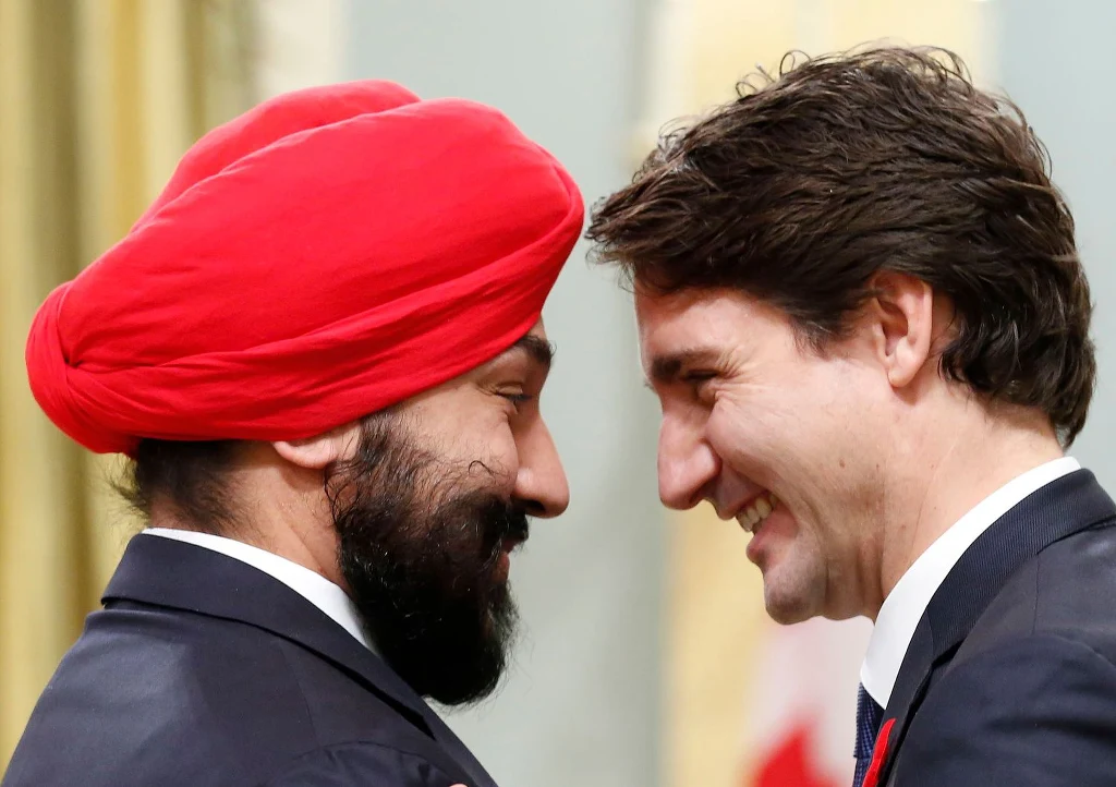 Navdeep Bains (L), minister ds. innowacji i Justin Trudeau, premier rządu Kanady