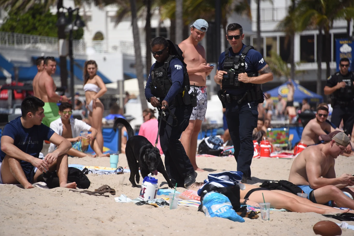 Funkcjonariusze kontrolujący przybywających na plażę.