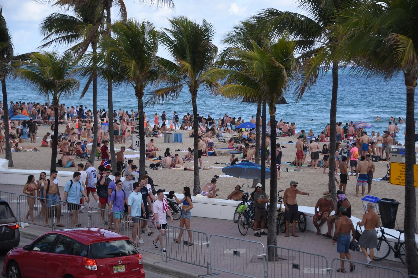 Na plaży nie brakowało ludzi, choć jednocześnie coraz więcej osób w USA codziennie poddaje się testom na obecność groźnego wirusa.