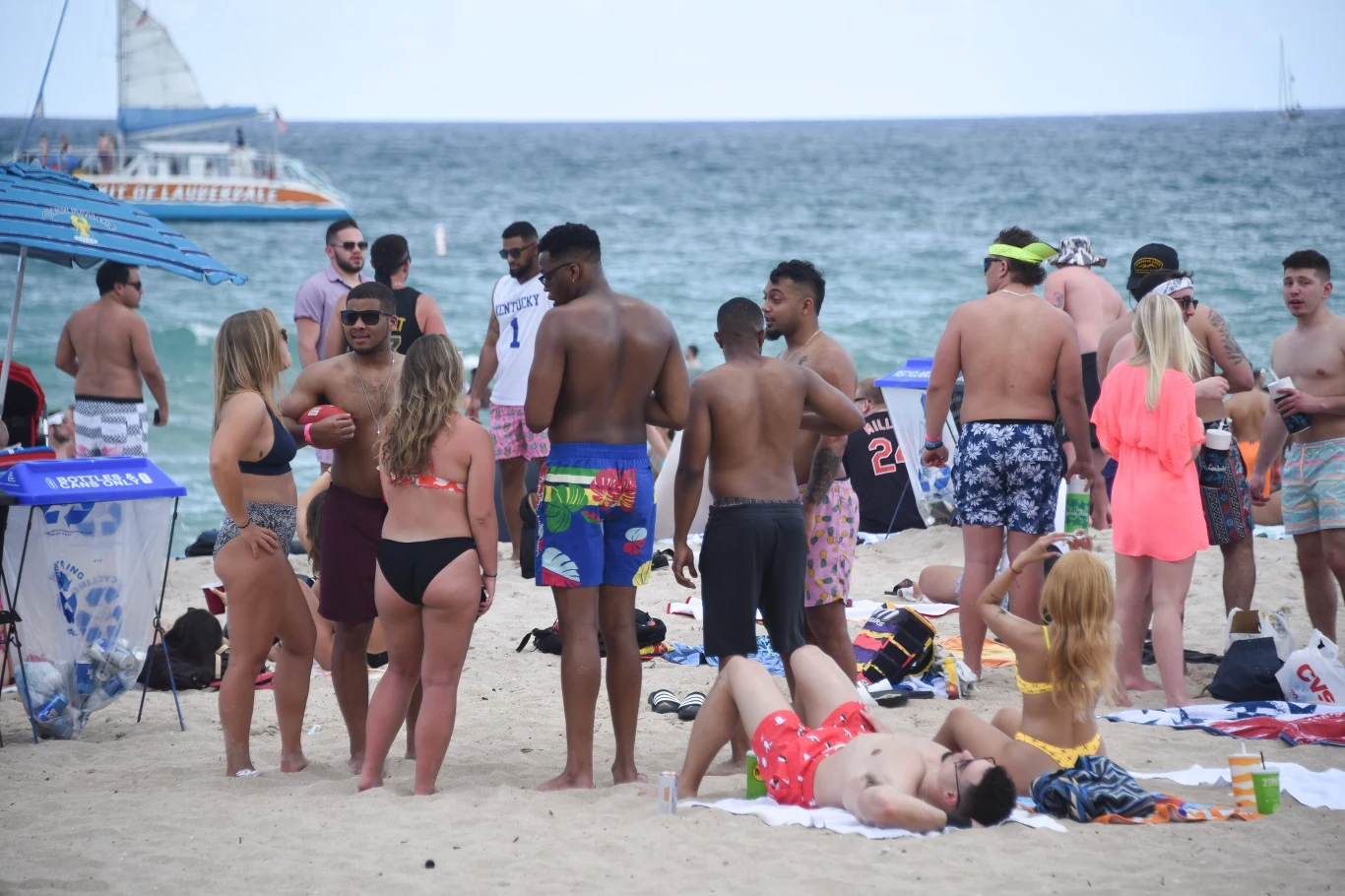 Na plaży na Florydzie wypoczywały i bawiły się tysiące młodych Amerykanów, nie zważając na zagrożenie koronawirusem.