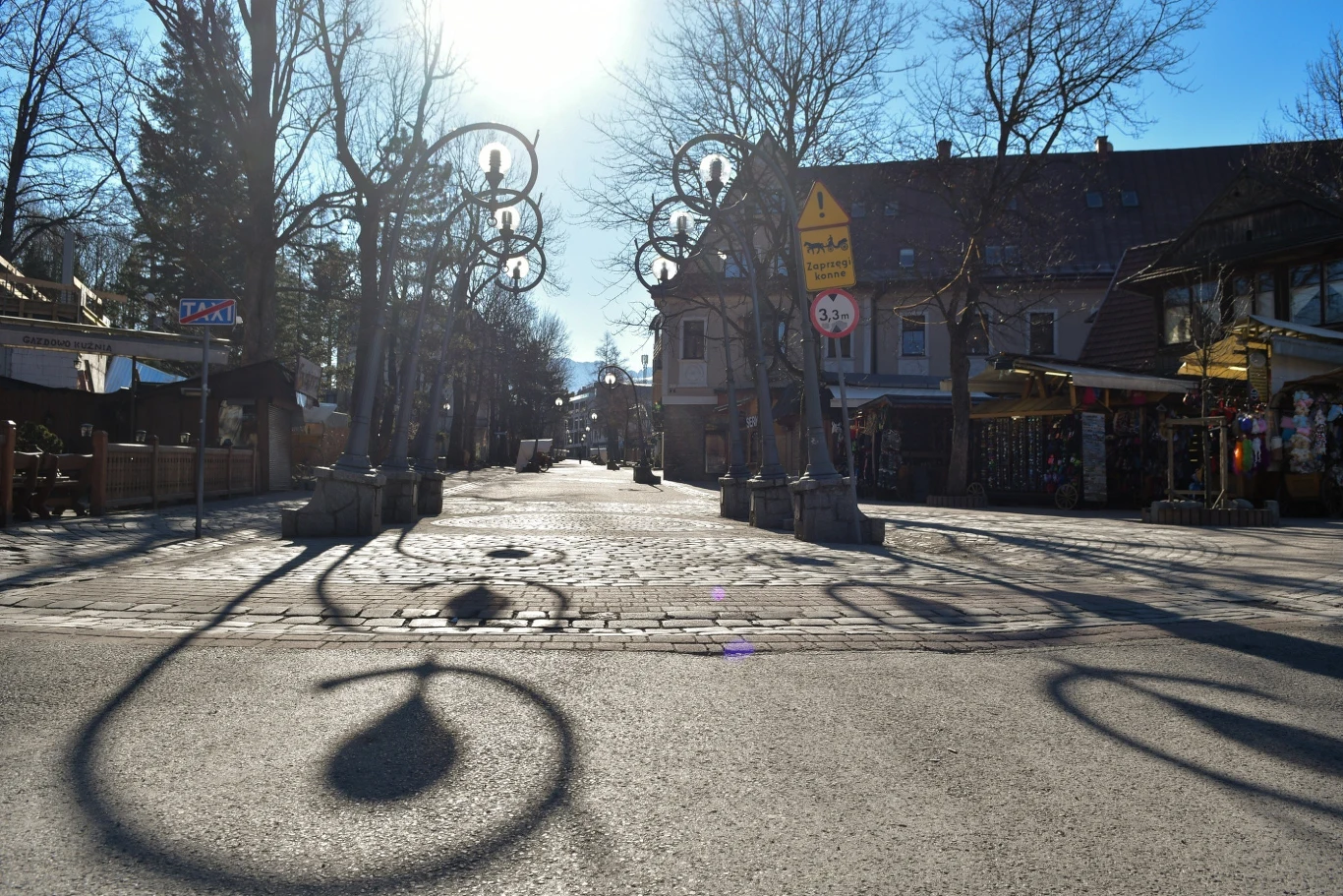 Zakopane; wyludnione Krupówki 