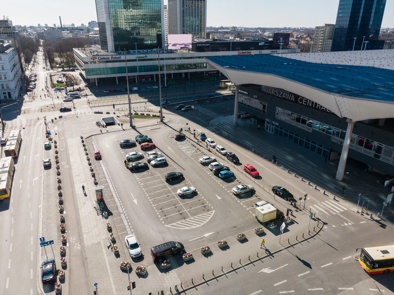 Pusty parkingi wokół dworca Warszawa Centralna