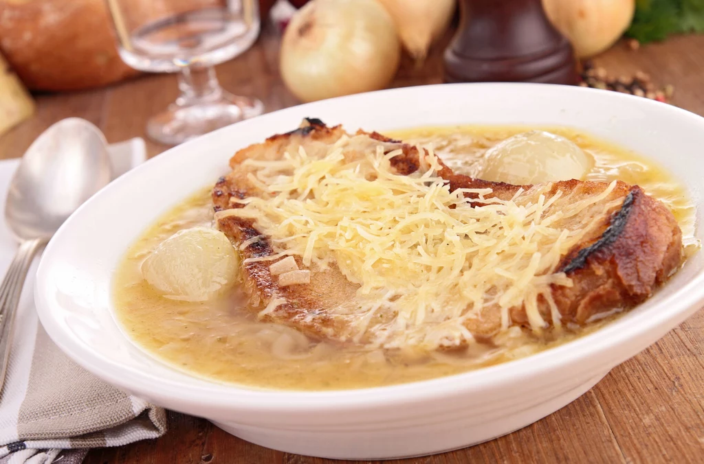 Wbrew pozorom zupa cebulowa jest bardzo delikatna w smaku