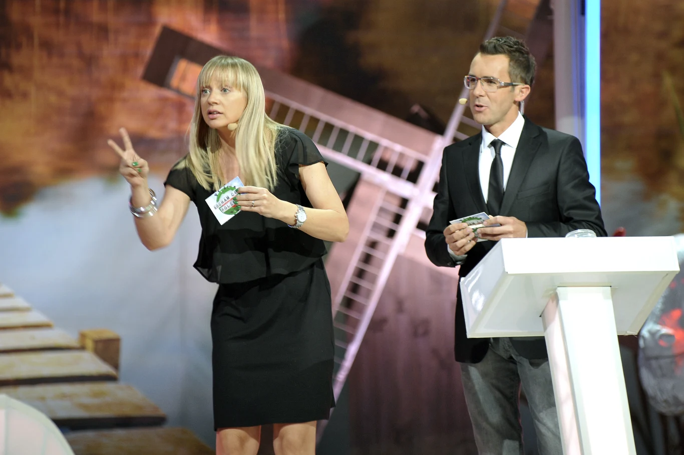 Od ponad 10 lat Rogalska jest twarzą śniadaniówki TVP. Dziennikarka ujawniła jednak, że nie udało jej się wygrać pierwszego castingu do tej roli.

"Przegrałam z Maćkiem Kurzajewskim i jego małżonką Pauliną. Do nikogo nie miałam pretensji. Dostałam eleganckiego mejla, w którym napisano, że bardzo się podobałam, ale zdecydowano zatrudnić małżeństwo" - wyznała "Tele Tygodniowi".

Z Kurzajewskim spotkała się potem w popularnym programie "Kocham Cię, Polsko!".