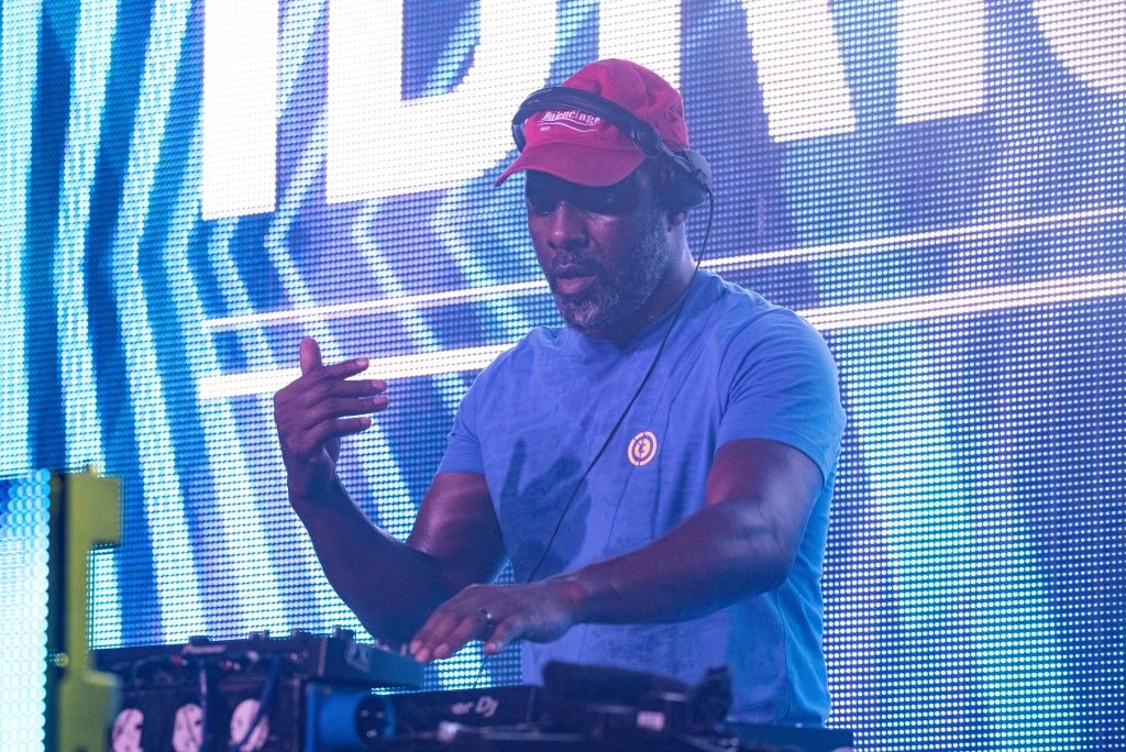 Poza aktorstwem Idris Elba rozwija swoje talenty muzyczne. Nagrywa własne utwory i działa jako DJ pod pseudonimami „Big Driis” i „Big Driis the Londoner”. Poza aktorstwem Idris Elba rozwija swoje talenty muzyczne. Nagrywa własne utwory i działa jako DJ pod pseudonimami „Big Driis” i „Big Driis the Londoner”.
