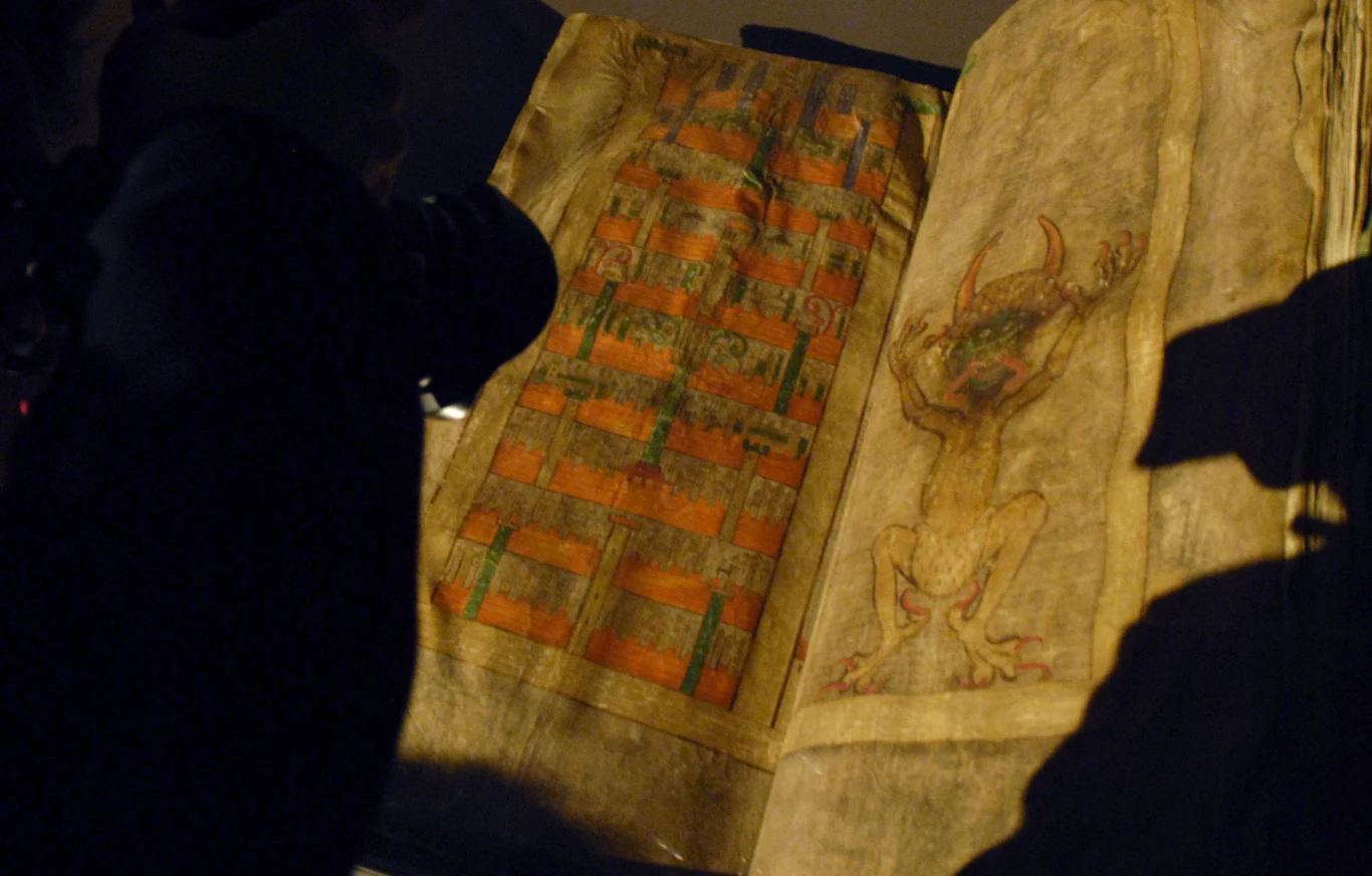 Oryginalnie księga liczyła 320 stron. Jednak osiem z nich zostało usuniętych w nieznanym celu. Możliwe, iż zawierały one zasady życia w murach klasztoru benedyktynów ustalone na początku wieków średnich.