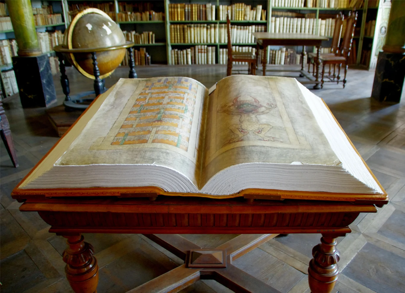 Chcąc ratować swoje życie, zaproponował, że w ciągu jednej nocy stworzy księgę, w której zawrze całą dotychczasową wiedzę ludzkości. Mnisi zgodzili się, że przyjdą następnego dnia i sprawdzą, czy uda mu się dokonać tej niemożliwej rzeczy.