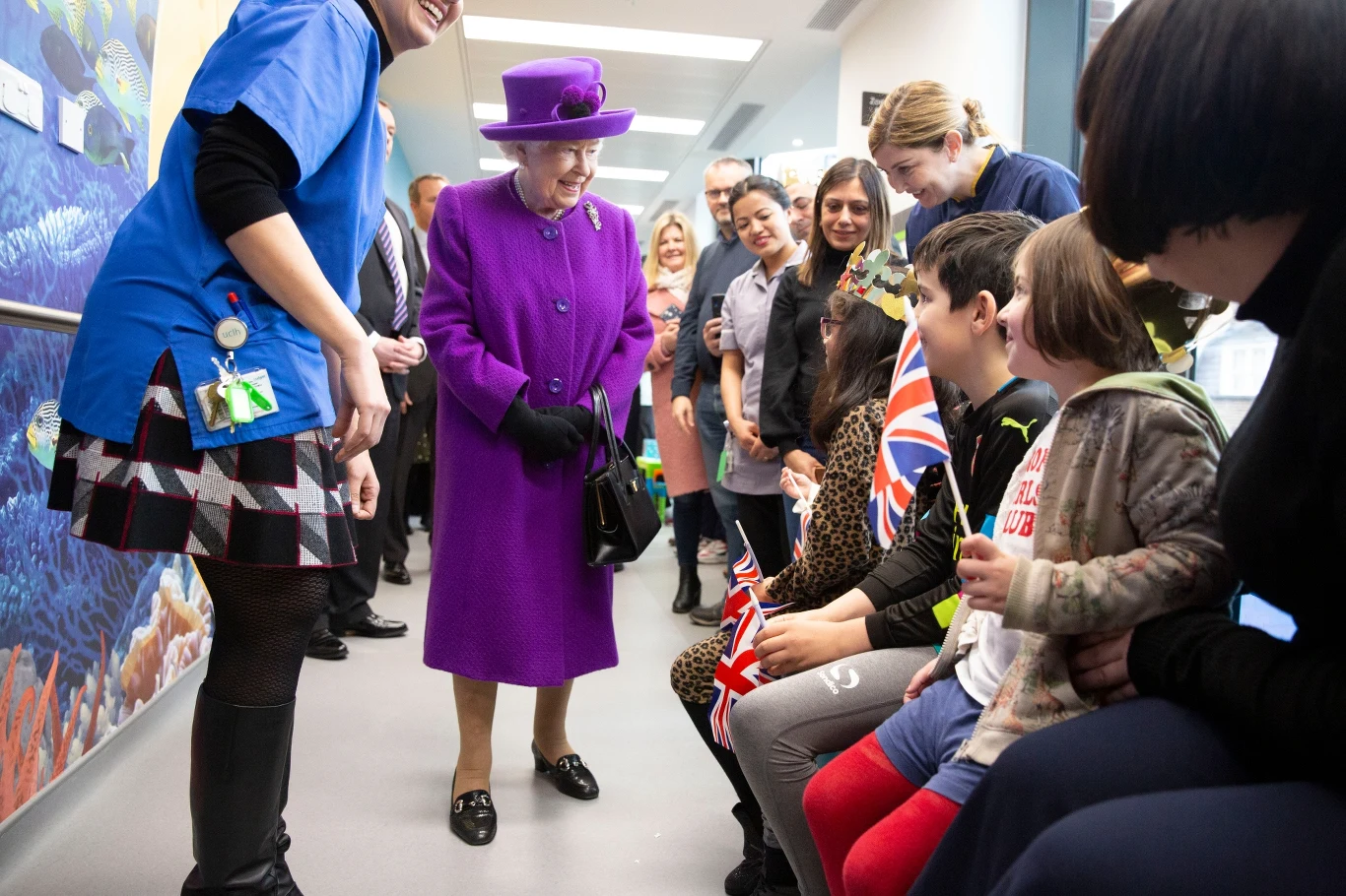 Królowa Elżbieta II z poddanymi Królowa Elżbieta II z poddanymi
