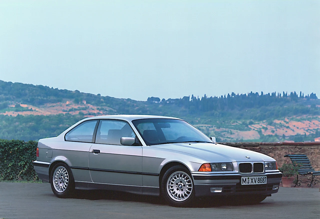 BMW serii 3 urosło już do miana legendy driftu i sięgają po nie zarówno amatorzy, jak i doświadczeni zawodnicy. Na zawodach driftingowych zobaczymy przeróżne wersje i generacje serii 3 – od już dość wiekowej E30, przez E46, do E92. Wśród początkujących największą popularnością cieszy się jednak odsłona E36, obecnie najtańsza w zakupie i utrzymaniu. W przypadku tego auta najlepiej zwrócić uwagę na wersję 328i z motorem R6 2.8 o mocy około 190 KM. „E36 jest bardzo dobrze znanym modelem w drifcie i zdecydowanie jednym z najbardziej opłacalnych. Z dostępnością części nie ma problemu, nie brakuje nawet tych tworzonych specjalnie z myślą o jeździe bokiem. Uwagę trzeba zwrócić jednak na dyferencjały i półosie, które ciężko znoszą większą moc, niż przewidział producent auta” – mówi dwukrotny driftingowy mistrz Polski. BMW serii 3 urosło już do miana legendy driftu i sięgają po nie zarówno amatorzy, jak i doświadczeni zawodnicy. Na zawodach driftingowych zobaczymy przeróżne wersje i generacje serii 3 – od już dość wiekowej E30, przez E46, do E92. Wśród początkujących największą popularnością cieszy się jednak odsłona E36, obecnie najtańsza w zakupie i utrzymaniu. W przypadku tego auta najlepiej zwrócić uwagę na wersję 328i z motorem R6 2.8 o mocy około 190 KM. „E36 jest bardzo dobrze znanym modelem w drifcie i zdecydowanie jednym z najbardziej opłacalnych. Z dostępnością części nie ma problemu, nie brakuje nawet tych tworzonych specjalnie z myślą o jeździe bokiem. Uwagę trzeba zwrócić jednak na dyferencjały i półosie, które ciężko znoszą większą moc, niż przewidział producent auta” – mówi dwukrotny driftingowy mistrz Polski.