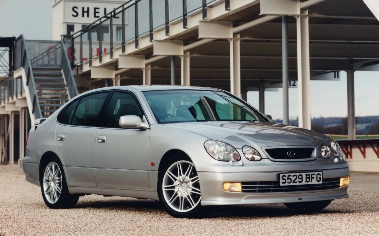 Lexus GS to kolejna warta rozważenia propozycja do driftu. Tylnonapędowe auto jest produkowane od 1993 roku, a pierwsza i druga generacja modelu również występowały z silnikiem 2JZ. W ofercie była dostępna nie tylko wersja wolnossąca silnika, ale także podwójnie doładowana GTE. Pod maskę samochodu trafiały również solidne silnik V8 z rodziny UZ. Zapaleni drifterzy muszą jednak pamiętać, że Lexus GS był zawsze oferowany wyłącznie z automatem. Rozważając ten samochód trzeba mieć również na uwadze większe rozmiary oraz cenę części do auta. „Driftowóz zbudowany na Lexusie IS czy GS nie będzie najtańszy w budowie i utrzymaniu. Ale to solidne auta, które mogą okazać się rozwojową bazą. Szczególnie, gdy od razu wybierzemy odmianę z silnikiem 2JZ. Na polskiej scenie driftingowej nie są to popularne konstrukcje, więc wybór któregoś z nich pozwoli wyróżnić się wśród wielu BMW i Nissanów. Interesująca propozycja dla bardziej ambitnych i z grubszym portfelem” – ocenia konstruktor. Lexus GS to kolejna warta rozważenia propozycja do driftu. Tylnonapędowe auto jest produkowane od 1993 roku, a pierwsza i druga generacja modelu również występowały z silnikiem 2JZ. W ofercie była dostępna nie tylko wersja wolnossąca silnika, ale także podwójnie doładowana GTE. Pod maskę samochodu trafiały również solidne silnik V8 z rodziny UZ. Zapaleni drifterzy muszą jednak pamiętać, że Lexus GS był zawsze oferowany wyłącznie z automatem. Rozważając ten samochód trzeba mieć również na uwadze większe rozmiary oraz cenę części do auta. „Driftowóz zbudowany na Lexusie IS czy GS nie będzie najtańszy w budowie i utrzymaniu. Ale to solidne auta, które mogą okazać się rozwojową bazą. Szczególnie, gdy od razu wybierzemy odmianę z silnikiem 2JZ. Na polskiej scenie driftingowej nie są to popularne konstrukcje, więc wybór któregoś z nich pozwoli wyróżnić się wśród wielu BMW i Nissanów. Interesująca propozycja dla bardziej ambitnych i z grubszym portfelem” – ocenia konstruktor.