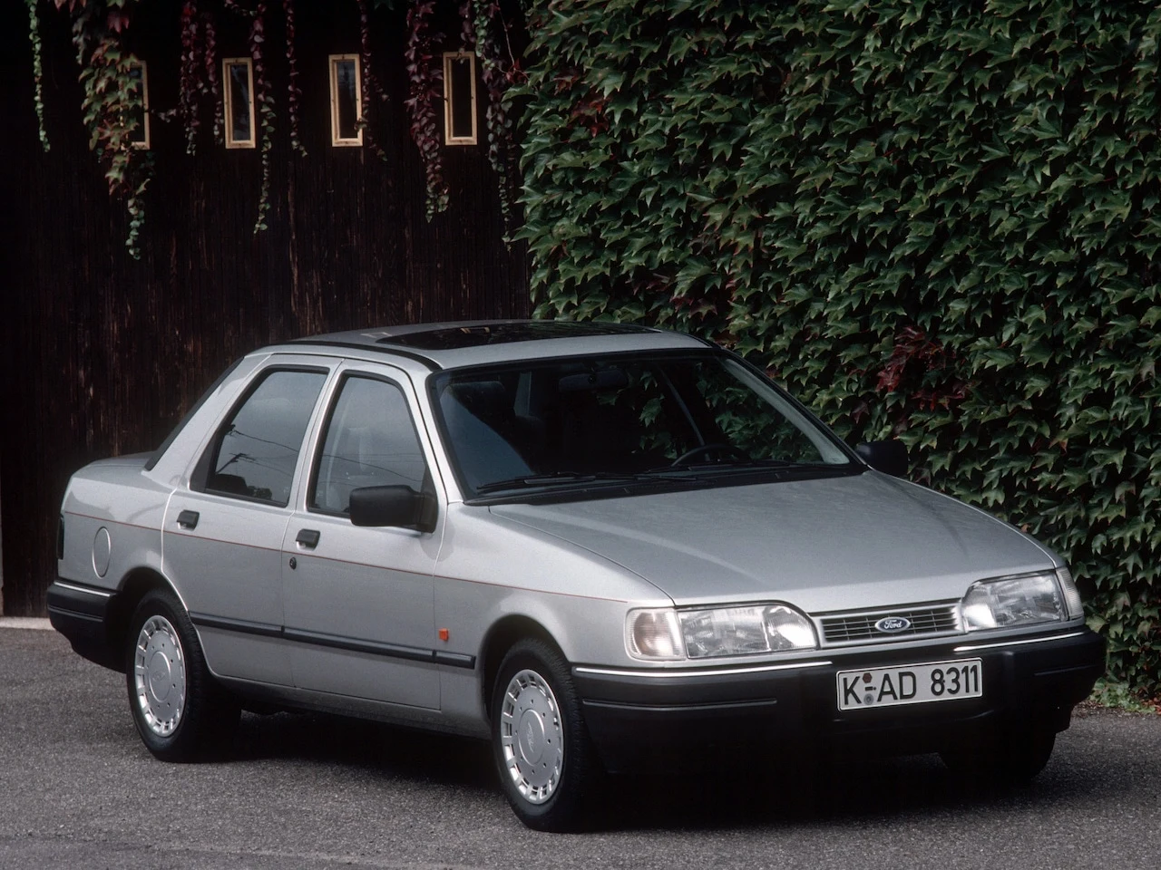 Ford Sierra to model dobrze znany fanom motorsportu. Rajdówki oparte na tym aucie na przełomie lat 80. i 90. ubiegłego wieku szalały na odcinkach specjalnych Rajdowych Mistrzostw Świata. A w Polsce kojarzymy ten samochód przede wszystkim z legendarnym Marianem Bublewiczem. Dzięki seryjnemu napędowi na tył, solidnej konstrukcji i stosunkowo niskiej cenie Ford Sierra jest chętnie wybieranym autem przez początkujących drifterów. Auto było dostępne również z rozmaitymi silnikami napędowymi – od motorów R4 o pojemności 1,3 l do jednostek V6, a nawet V8. Ten model nie jest jednak pozbawiony wad. „Sam zaczynałem od Sierry, ale było to kilkanaście lat temu, kiedy na rynku wtórnym nie brakowało używanych egzemplarzy i części do tego auta. Dzisiaj nie jest już tak łatwo. Sama konstrukcja również nie jest idealna – auto swoje waży i nie prowadzi się najlepiej. Na Sierrę możemy się skusić, jeśli uda nam się dostać takie auto za okazyjne pieniądze. Ale raczej nie będzie materiałem na rozwojowy projekt” – mówi Paweł Trela. Ford Sierra to model dobrze znany fanom motorsportu. Rajdówki oparte na tym aucie na przełomie lat 80. i 90. ubiegłego wieku szalały na odcinkach specjalnych Rajdowych Mistrzostw Świata. A w Polsce kojarzymy ten samochód przede wszystkim z legendarnym Marianem Bublewiczem. Dzięki seryjnemu napędowi na tył, solidnej konstrukcji i stosunkowo niskiej cenie Ford Sierra jest chętnie wybieranym autem przez początkujących drifterów. Auto było dostępne również z rozmaitymi silnikami napędowymi – od motorów R4 o pojemności 1,3 l do jednostek V6, a nawet V8. Ten model nie jest jednak pozbawiony wad. „Sam zaczynałem od Sierry, ale było to kilkanaście lat temu, kiedy na rynku wtórnym nie brakowało używanych egzemplarzy i części do tego auta. Dzisiaj nie jest już tak łatwo. Sama konstrukcja również nie jest idealna – auto swoje waży i nie prowadzi się najlepiej. Na Sierrę możemy się skusić, jeśli uda nam się dostać takie auto za okazyjne pieniądze. Ale raczej nie będzie materiałem na rozwojowy projekt” – mówi Paweł Trela.