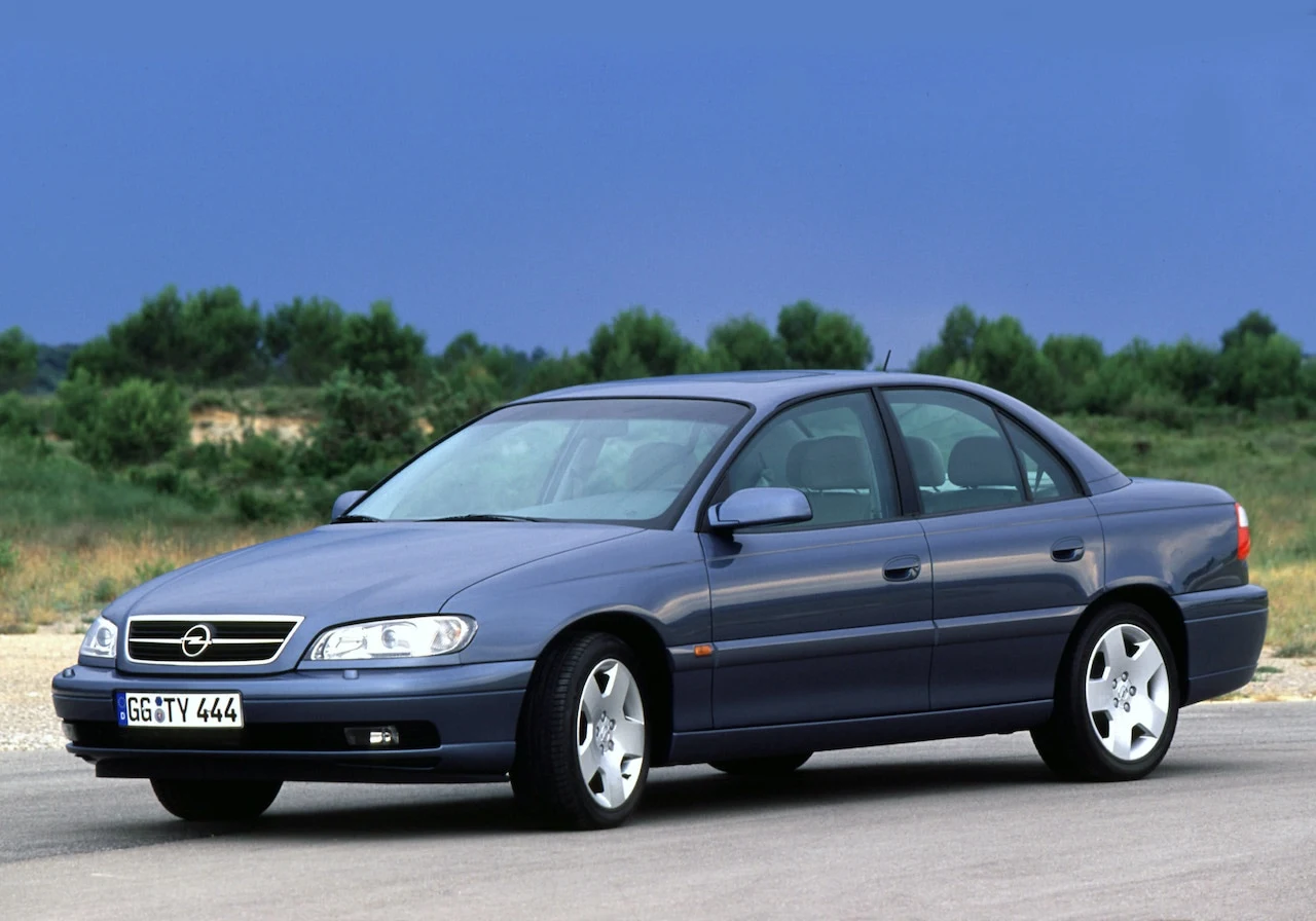 Opel Omega to konstrukcja zbliżona do Sierry – rodzinny samochód z napędem na tył. Auto powstało w dwóch generacjach, a ostatnia (produkowana w latach 1994 – 2003) dobrze nadaje się na pierwsze treningi driftu. Z racji niższego wieku samochód jest tańszy w zakupie i zdecydowanie łatwiej dostępny. Nietrudno jest też znaleźć egzemplarz z ponad 200-konną V-szóstką pod maską. Niestety, w wielu mocniejszych specyfikacjach Omega jest wyposażona w automatyczną skrzynię biegów, która mocno ogranicza driftignowy potencjał auta. Samochód boryka się też z podobnym problemem, co Sierra – jest ciężki i nawet większy niż konkurent spod znaku Forda. Opel Omega to konstrukcja zbliżona do Sierry – rodzinny samochód z napędem na tył. Auto powstało w dwóch generacjach, a ostatnia (produkowana w latach 1994 – 2003) dobrze nadaje się na pierwsze treningi driftu. Z racji niższego wieku samochód jest tańszy w zakupie i zdecydowanie łatwiej dostępny. Nietrudno jest też znaleźć egzemplarz z ponad 200-konną V-szóstką pod maską. Niestety, w wielu mocniejszych specyfikacjach Omega jest wyposażona w automatyczną skrzynię biegów, która mocno ogranicza driftignowy potencjał auta. Samochód boryka się też z podobnym problemem, co Sierra – jest ciężki i nawet większy niż konkurent spod znaku Forda.