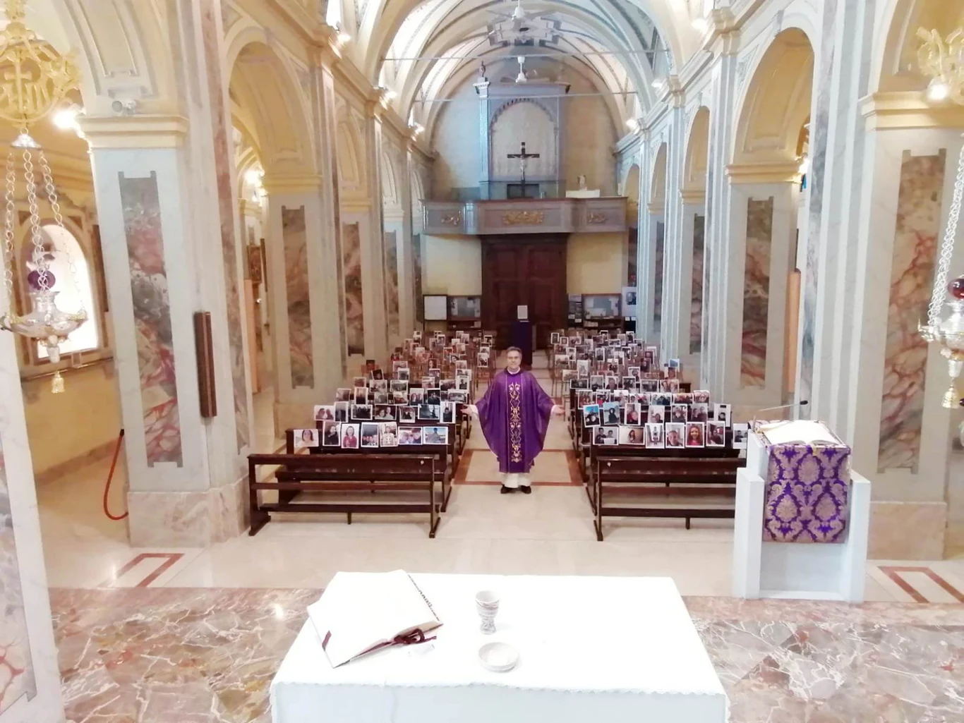 Włoski ksiądz wypełnił kościół zdjęciami wiernych