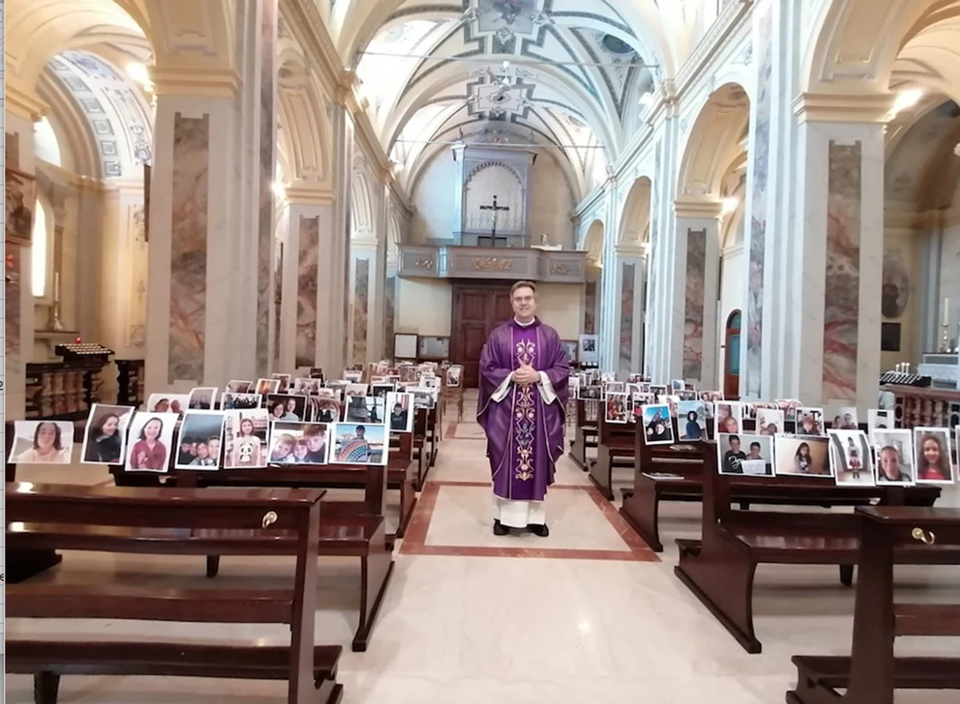 Włoski ksiądz wypełnił kościół zdjęciami wiernych