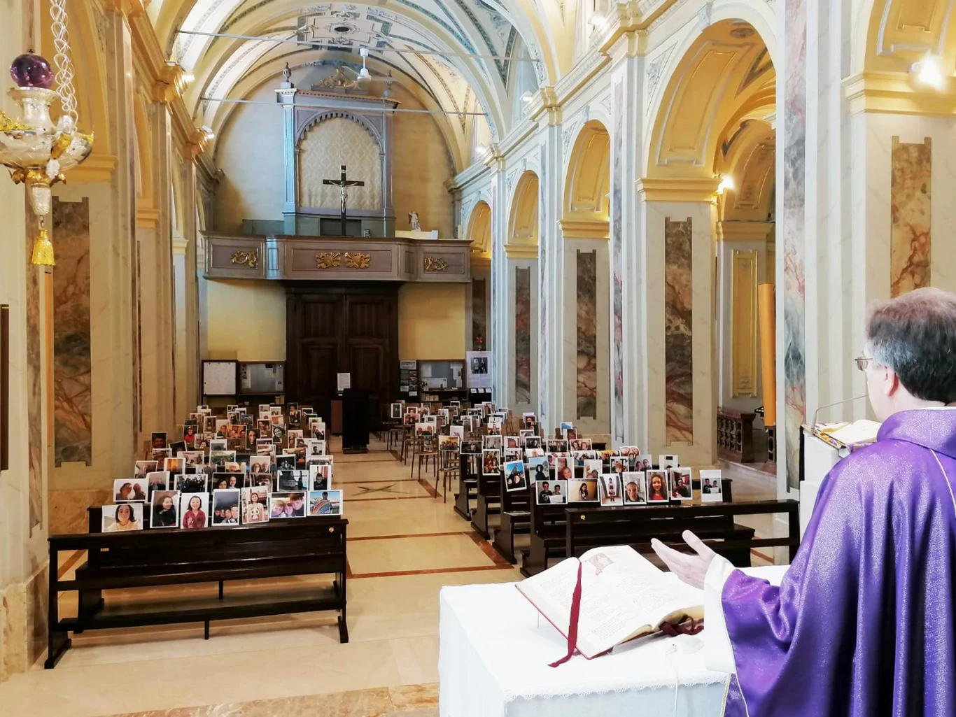 Następnie wszystkie wydrukował i przykleił do pustych ławek w kościele. 