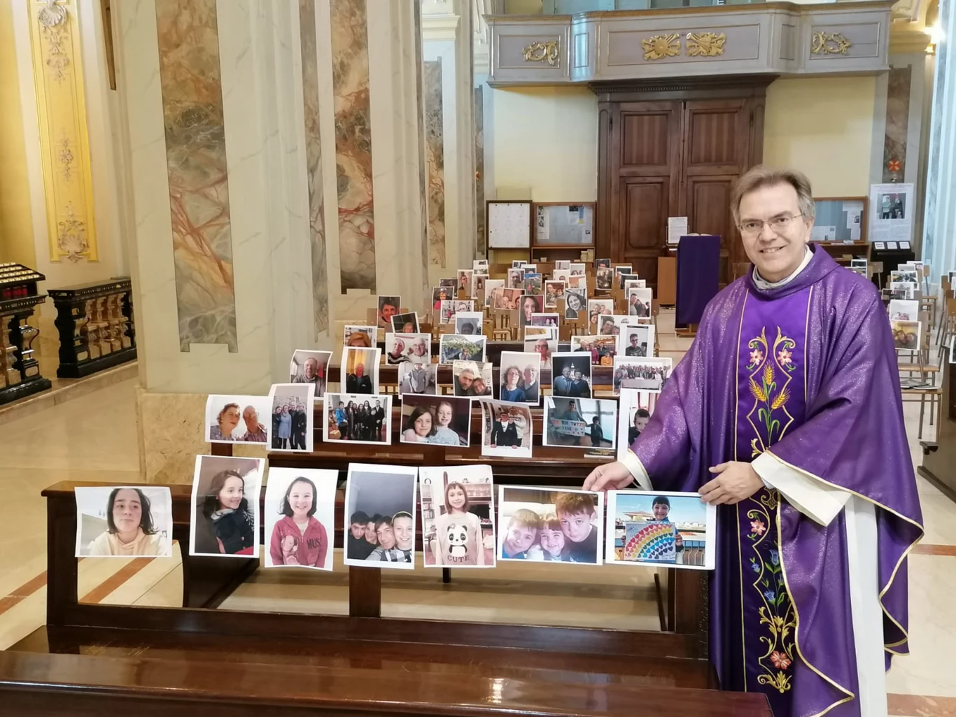 Ksiądz poprosił parafian, by wysłali mu swoje selfie lub zdjęcia portretowe.