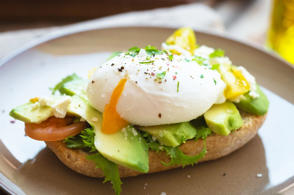 Jajko w koszulce może uzupełnić kanapkę lub być samodzielnym posiłkiem
